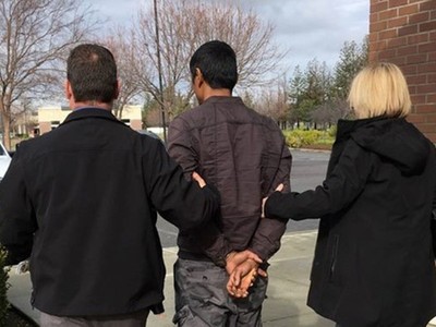 Người đàn ông ăn cắp xổ số của bạn cùng phòng.