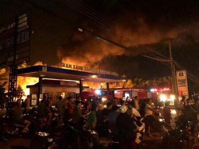 Đám cháy tại cây xăng Nam Phương Long. Ảnh: Hoàng Anh.