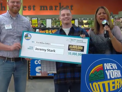 Anh Jeremy đến nhận giải thưởng 5 triệu USD cùng bố mình. 