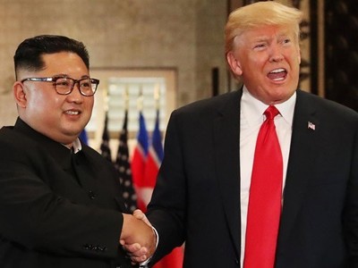 Tổng thống Mỹ Donald Trump (phải) và lãnh đạo Triều Tiên Kim Jong-un tại hội nghị thượng đỉnh đầu tiên hồi tháng 6 năm ngoái ở Singapore. Ảnh: Reuters.
