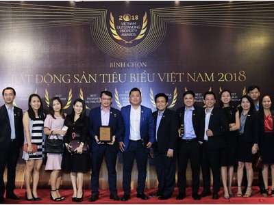 Ban lãnh đạo, đội ngũ quản lý DKRA Vietnam và Ban điều hành các công ty thành viên phấn khởi chụp ảnh lưu niệm tại Lễ trao giải Bất động sản tiêu biểu năm 2018.