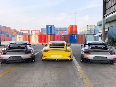Siêu xe Porsche 911 GT2RS được nhập khẩu từ Đức về Việt Nam, trị giá khoảng hơn 20 tỷ đồng/chiếc.