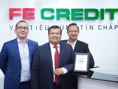 CEO và các Giám đốc của FE CREDIT vui mừng nhận giải thưởng uy tín từ The Asian Banker. 