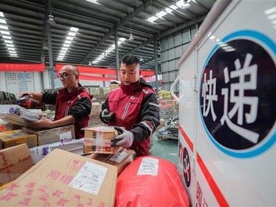 Nhân viên sắp xếp hàng hóa tại trung tâm phân phối thuộc một công ty chuyển phát tại Liên Vân Cảng, tỉnh Giang Tô, Trung Quốc trong ngày Độc thân 11/11/2018. (Nguồn: THX/TTXVN)