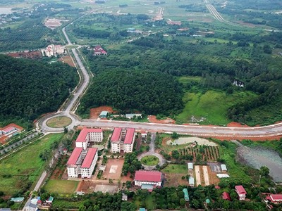 Khu Đại học Quốc gia Hà Nội tại Hòa Lạc rộng hơn 1.000 ha hiện còn nhiều diện tích đất trống, cỏ cây phủ đầy. Ảnh:Giang Huy.