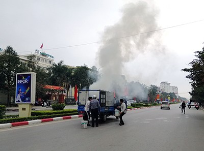 Xe tải cháy nghi ngút trên đại lộ Lê Lợi. Ảnh: Lam Sơn.