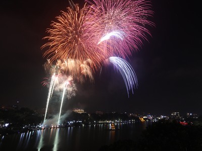 Pháo hoa rực sáng trên bầu trời Hà Nội