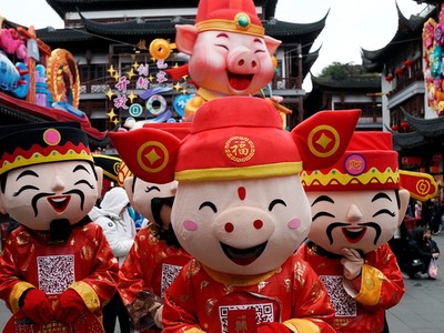 Người dân châu Á rộn ràng đón Tết Kỷ Hợi