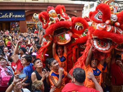 Người dân khu Hoa kiều ở Manila, Philippines múa lân mừng năm Kỷ Hợi. Ảnh: AFP.