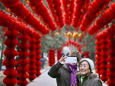 Các thiết bị công nghệ được cả giới trẻ lẫn người già Trung Quốc sử dụng. Ảnh: SCMP.