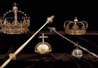 Hai chiếc vương miện của nhà vua và hoàng hậu Thụy Điển cùng một quả cầu cắm thánh giá đã bị đánh cắp. Ảnh: Swedish Police.