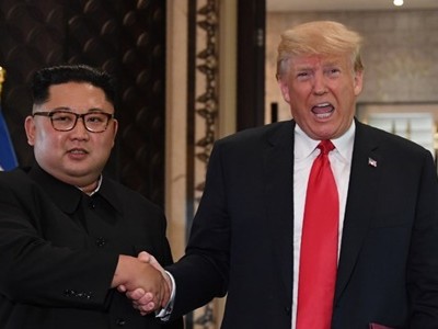 Tổng thống Mỹ Trump (phải) và lãnh đạo Triều Tiên Kim Jong-un tại Singapore tháng 6/2018. Ảnh: AFP.