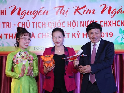 Lãnh đạo HDBank và Vietjet gửi tới Chủ tịch Quốc hội những lời chúc tốt đẹp nhất, cầu mong cho quốc thái dân an, đất nước phồn thịnh, hạnh phúc.