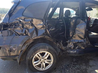 Chiếc Santa Fe biến dạng sau tai nạn khiến 3 người tử vong trên Quốc lộ 1A qua Thanh Hoá sáng 8/2. Ảnh: Lam Sơn.