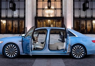 Cửa xe Lincoln Continental thế hệ thứ 10.