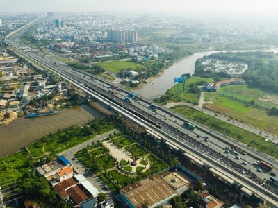 Tuyến Metro số 1 khởi công tháng 8/2012 với chiều dài gần 20km. Ảnh: Hữu Khoa. 