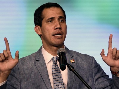 Tổng thống tự phong Venezuela phát biểu trước người ủng hộ hôm 8/2. Ảnh: AFP.