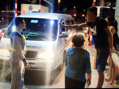 Tài xế dừng xe tại cabin trên cao tốc TP.HCM - Long Thành đòi xả trạm. Ảnh:VEC E.