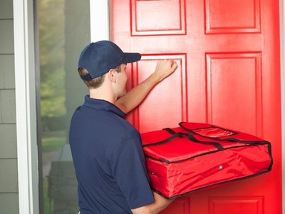 Năm 2014, ít nhất 20 nhân viên giao pizza ở Mỹ bị bắn, chưa kể những người bị cướp tài sản.