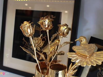 Bông hồng mạ vàng giá 2 triệu đồng mỗi cành "cháy hàng" trước ngày 14/2 (nhằm mùng 10 tháng Giêng âm lịch). Ảnh: Phúc Minh.