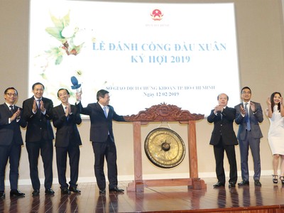 Ông Nguyễn Thành Phong, Chủ tịch UBND TP. HCM gõ cồng khai trương phiên giao dịch đầu năm Kỷ Hợi tại HOSE