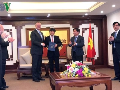 Đại sứ Hoa Kỳ tại Việt Nam chính thức trao Chứng chỉ phê chuẩn năng lực giám sát an toàn hàng không mức 1 (CAT 1) cho ông Đinh Việt Thắng - Cục trưởng Cục Hàng không Việt Nam.