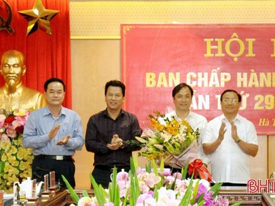 Lãnh đạo tỉnh Hà Tĩnh chúc mừng đồng chí Hoàng Trung Dũng.