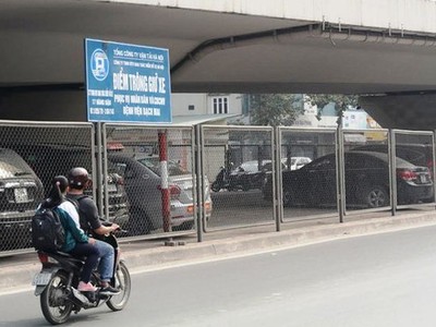 Hà Nội đề xuất Bộ GTVT được chông giữ phương tiện dưới 4 gầm cầu đến năm 2023.