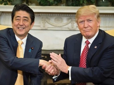 Tổng thống Mỹ Trump (phải) và Thủ tướng Nhật Shinzo Abe tại Nhà Trắng năm 2017. Ảnh: AFP.