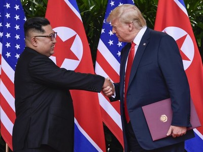 Tổng thống Donald Trump bắt tay nhà lãnh đạo Kim Jong-un trong cuộc gặp tại Singapore năm 2018. (Ảnh: Reuters).