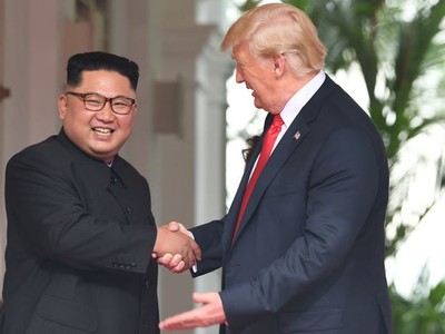 Tổng thống Donald Trump gặp nhà lãnh đạo Kim Jong-un tại Singapore. (Ảnh: Getty).