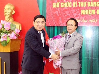 Bí thư Tỉnh ủy Nghệ An trao quyết định và chúc mừng đồng chí Nguyễn Nam Đình.