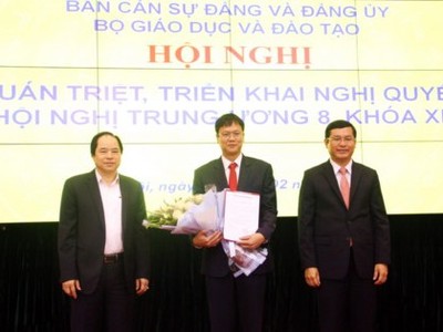 Lãnh đạo Đảng ủy khối cơ quan Trung ương, Bộ Giáo dục và Đào tạo trao quyết định và chúc mừng đồng chí Lê Hải An.