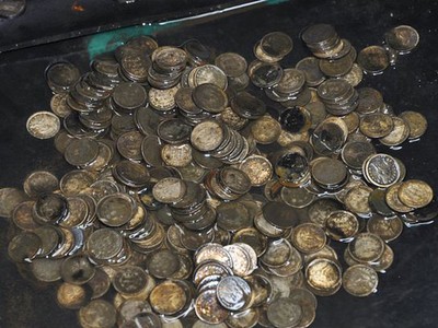 Tổng cộng trong hòm tiền có 9.877 đồng xu bằng bạc và vàng quý hiếm từ năm 1857.