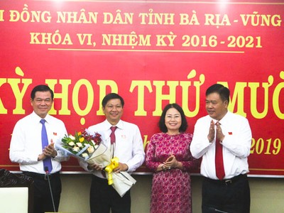 Lãnh đạo tỉnh Bà Rịa - Vũng Tàu chúc mừng đồng chí Trần Văn Tuấn.