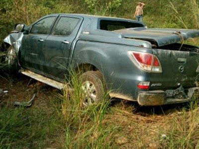 Xe bán tải bị mất lái lao xuống taluy âm. Ảnh: Anh Duy. 