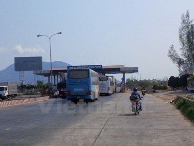 Phương tiện lưu thông qua trạm thu phí BOT. (Ảnh: Doãn Đức/Vietnam+).