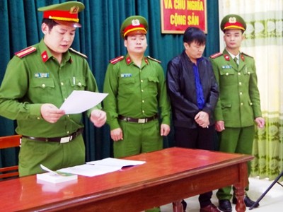 Công an tỉnh Hà Giang đọc lệnh bắt đối với ông Nguyễn Quang Huy. Ảnh: Công an Hà Giang.