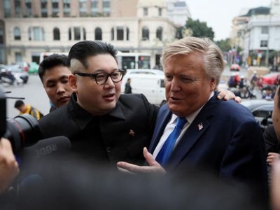 Bản sao ông Kim Jong-un và ông Donald Trump xuất hiện trước Nhà hát lớn Hà Nội ngày 22/2 (Ảnh: EPA-EPE).
