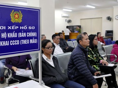 Người dân ở Hà Nội làm thủ tục cấp đổi căn cước công dân.