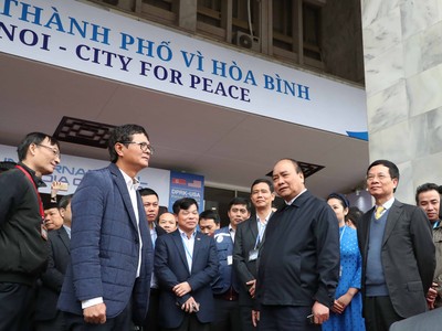 Thủ tướng kiểm tra tại Trung tâm báo chí quốc tế. - Ảnh: VGP.