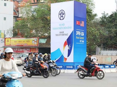 Hà Nội dựng nhiều cụm pa nô lớn ở các vòng xuyến, bùng binh chào mừng thượng đỉnh Mỹ - Triều. Ảnh: PV.