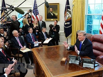 Tổng thống Mỹ Donald Trump (phải) trong cuộc gặp với Phó Thủ tướng Trung Quốc Lưu Hạc (trái) tại Washington, DC, Mỹ, ngày 22/2. (Nguồn: AFP/TTXVN).