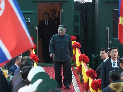Lãnh đạo Triều Tiên Kim Jong-un xuống tàu tại ga Đồng Đăng sáng 26/2. Ảnh: Reuters. 