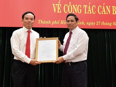 Đồng chí Phạm Minh Chính trao quyết định của Bộ Chính trị cho đồng chí Trần Lưu Quang. Ảnh SGGP.