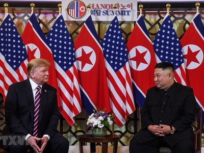 Tổng thống Mỹ Donald Trump (trái) và Chủ tịch Triều Tiên Kim Jong-un trong cuộc gặp đầu tiên tại Hội nghị thượng đỉnh Mỹ-Triều lần thứ hai tại Hà Nội ngày 27/2/2019. (Ảnh: AFP/TTXVN).