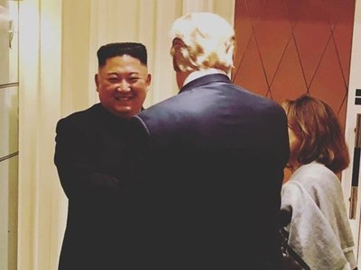 Chủ tịch Kim Jong-un tươi cười khi tạm biệt Tổng thống Trump. Ảnh: Instagram.