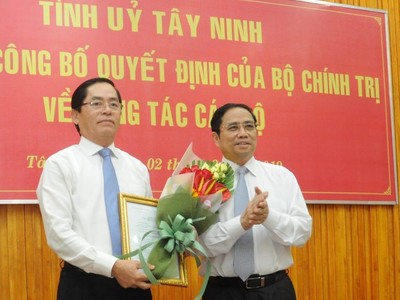 Đồng chí Phạm Minh Chính- Ủy viên Bộ Chính trị, Bí thư Trung ương Đảng, Trưởng ban Tổ chức Trung ương trao quyết định và tặng hoa cho tân Bí thư Tỉnh uỷ Tây Ninh Phạm Viết Thanh.