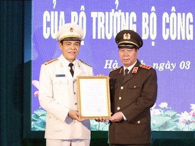 Thượng tướng Bùi Văn Nam trao quyết định và chúc mừng Đại tá Võ Trọng Hải.