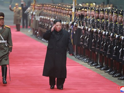 Chủ tịch Kim duyệt đội danh dự sau khi xuống tàu. Ảnh: KCNA.